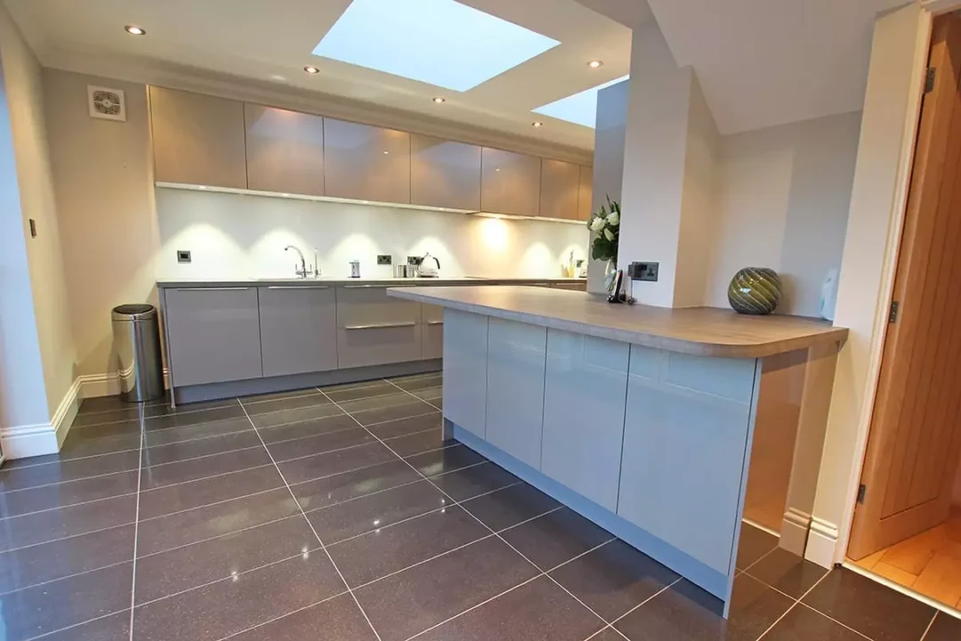 Luxury Laminate Worktop With Curves.